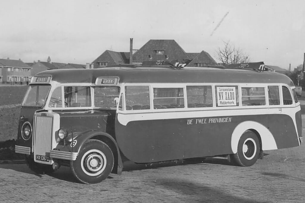 Een van de opmerkelijkste naoorlogse bussen van RAGOM, een Leyland Tiger uit 1948, hier bij de aflevering door ZABO