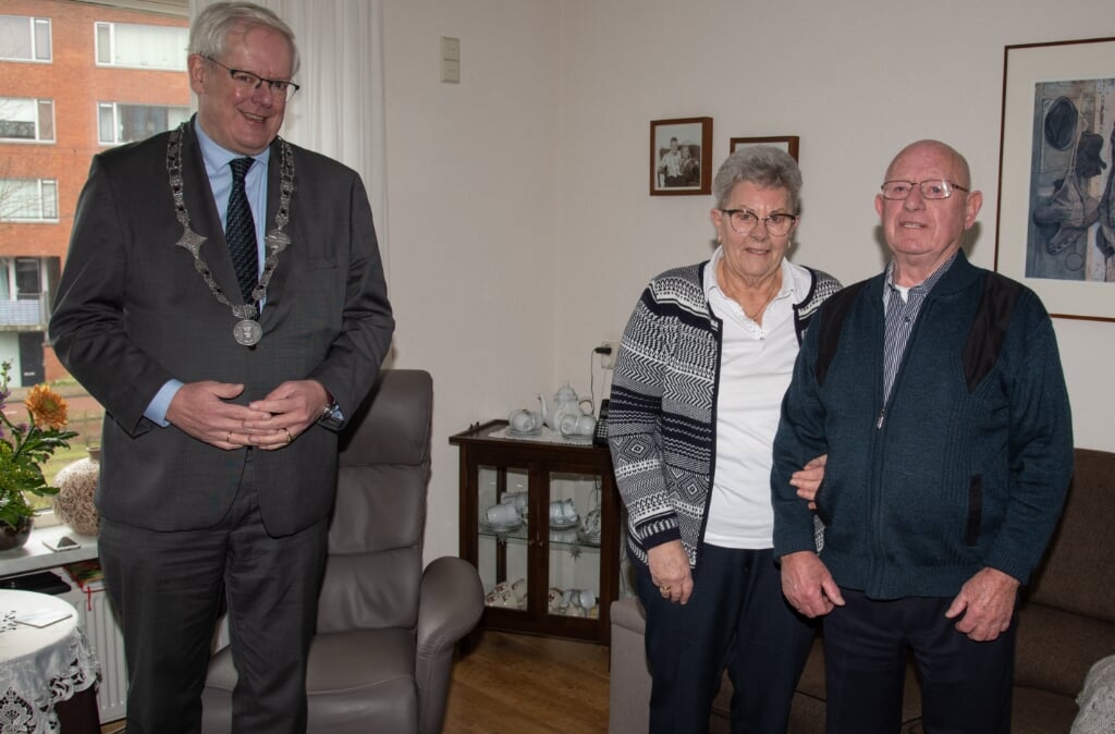 Burgemeester Govert Veldhuijzen feliciteert 60-jarig echtpaar Roterman – Van der Spoel. 