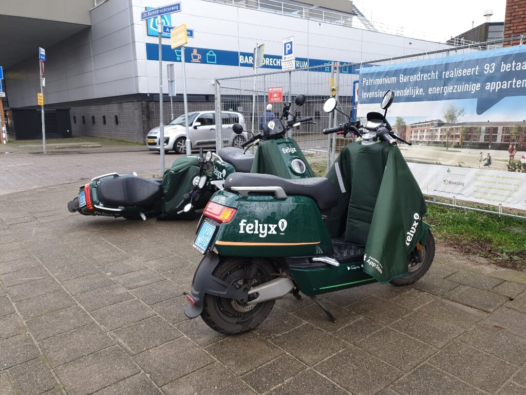 Scooters van Felyx nabij de Middenbaan.