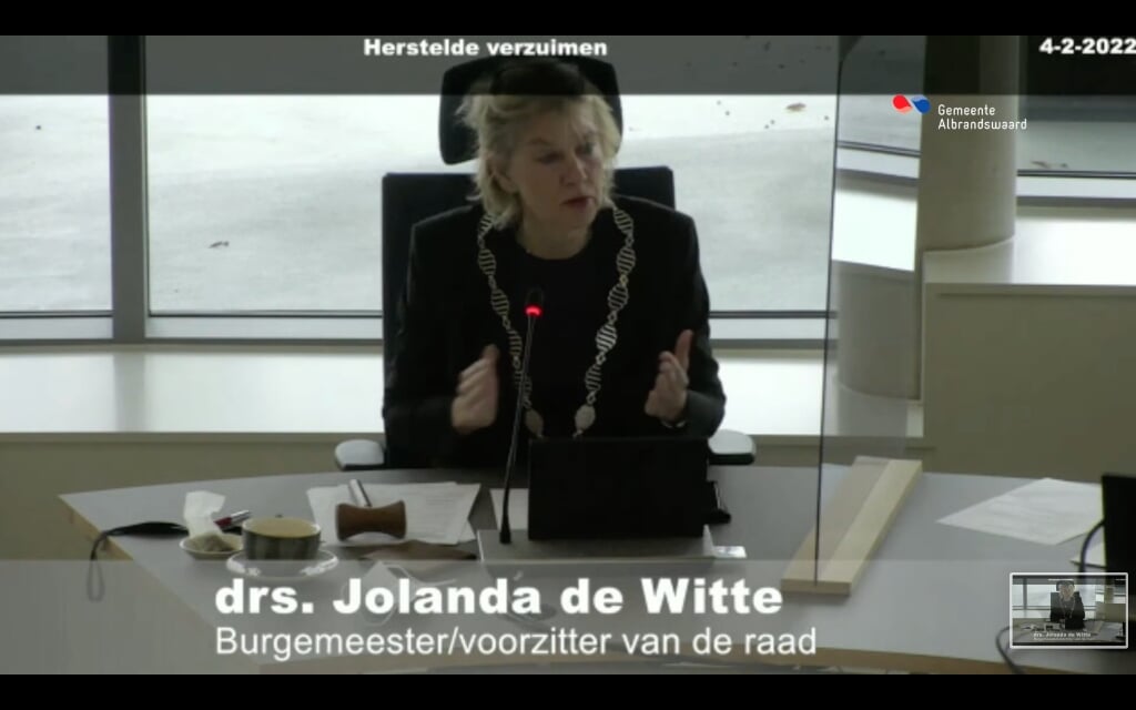 Burgemeester Jolanda de Witte, voorzitter centraal stembureau. 
