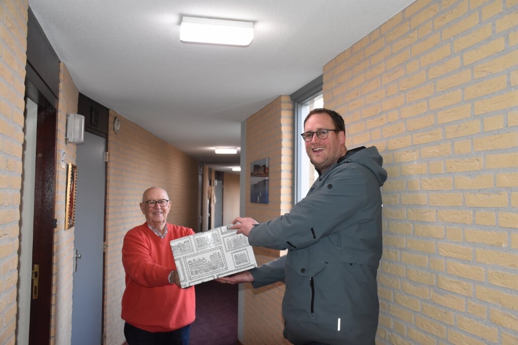 Joop Klaasman ontvangt de prijs uit handen van Pieter Smit. 