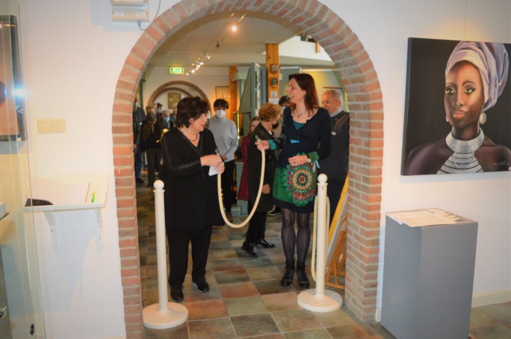 Truus v.d. Waal en Iris Raaijmakers openden zelf hun expositie