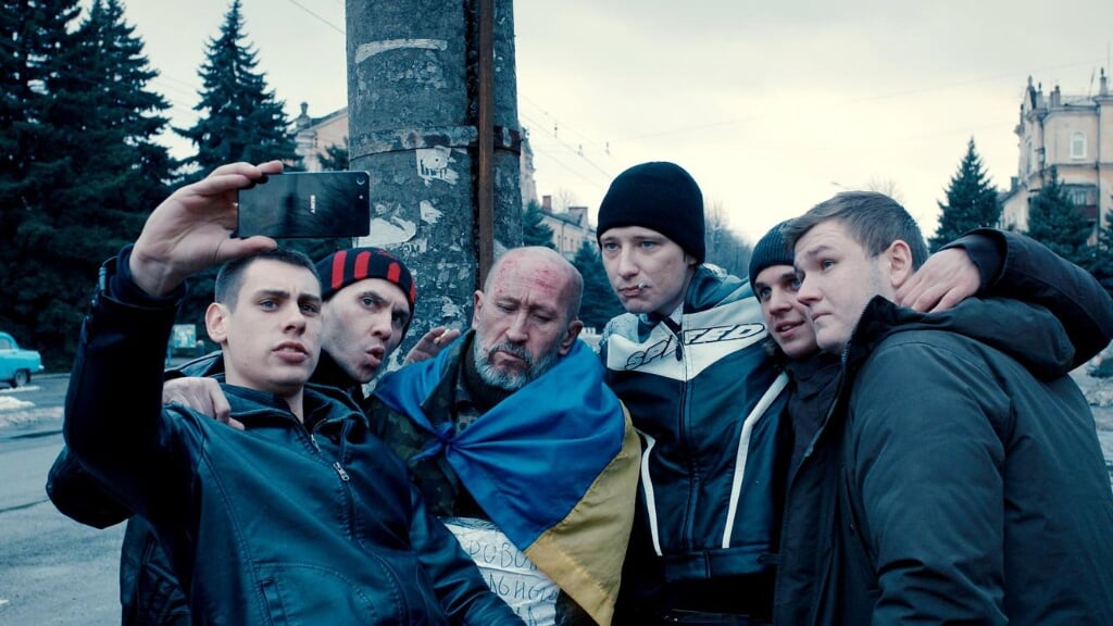 Een scene uit de film Donbass.