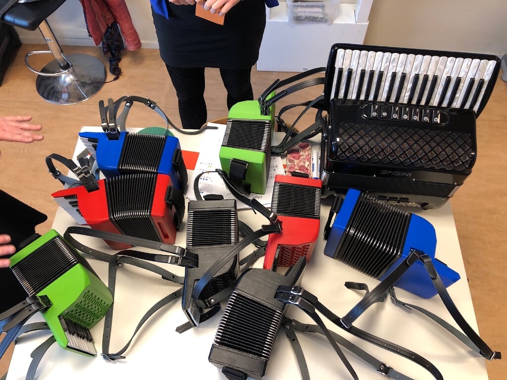 De 3D-geprinte accordeons van Casper Burkhardt: een wereldprimeur. (foto Marieke de Vries) 