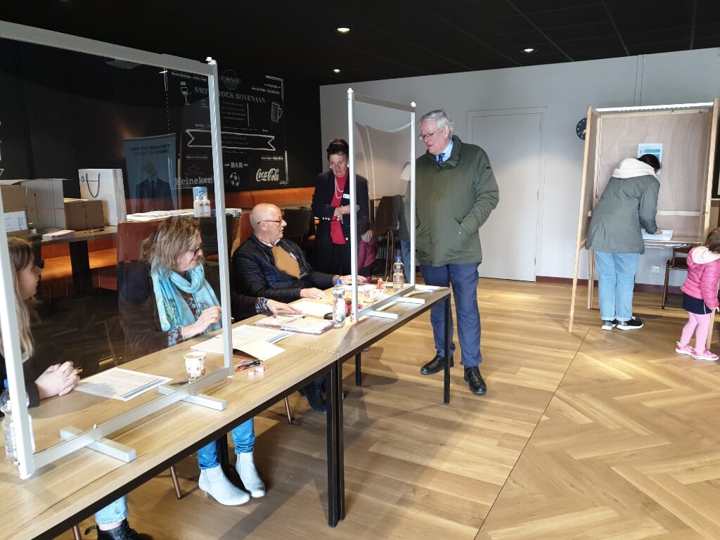 De burgemeester bezocht het stembureau in Smitshoek.