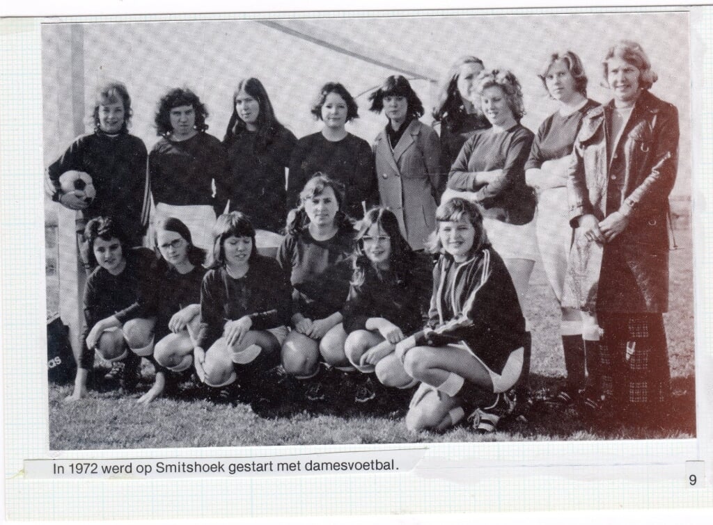 Het eerste vrouwenelftal van Smitshoek in 1972. 