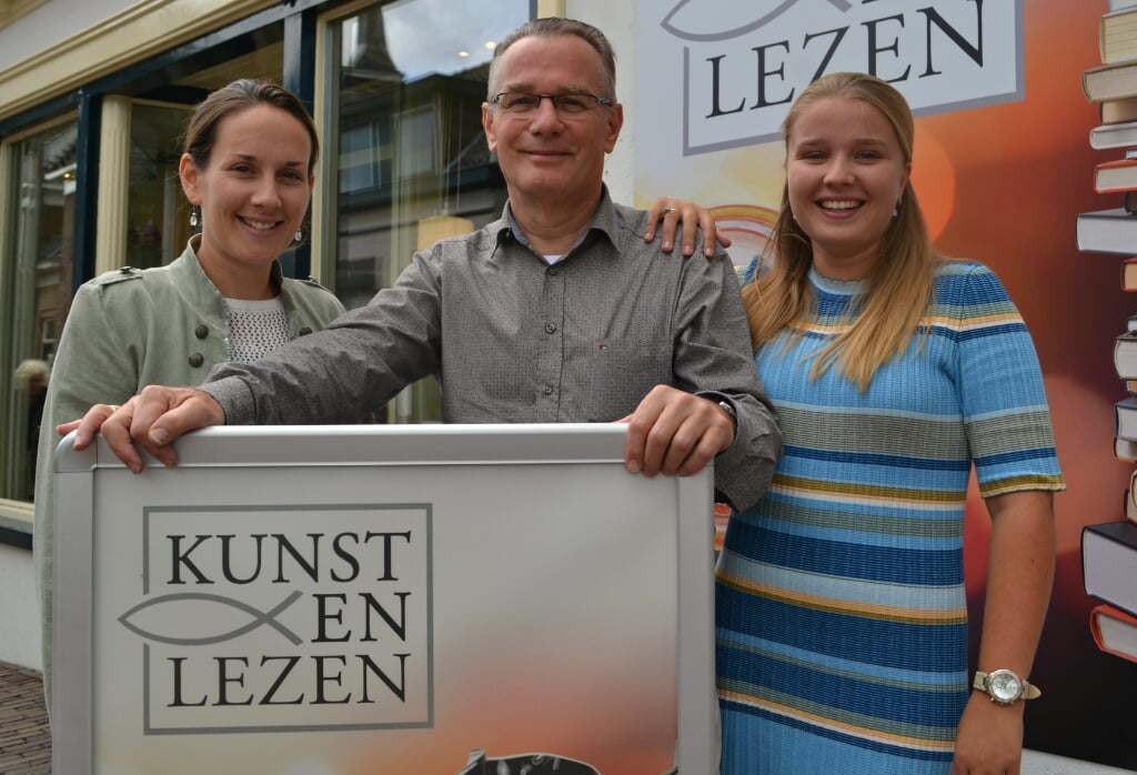 Dirk van Beest met zijn dochters Petra (links) en Rosanne. 