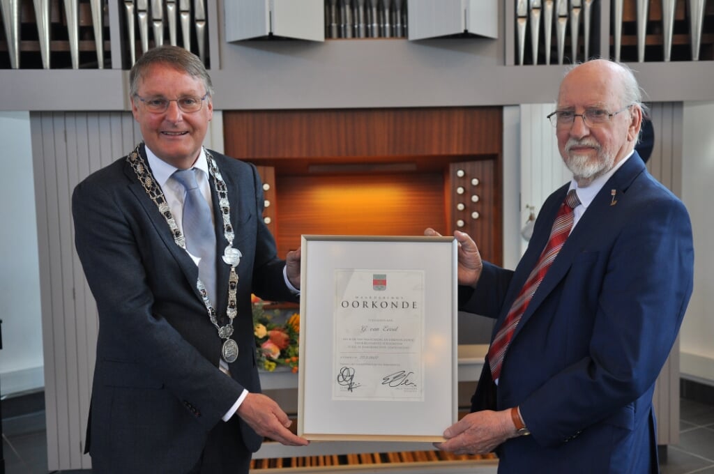 Loco-burgemeester Luijendijk en organist Van Eersel. (foto: Arnold Sluijs)