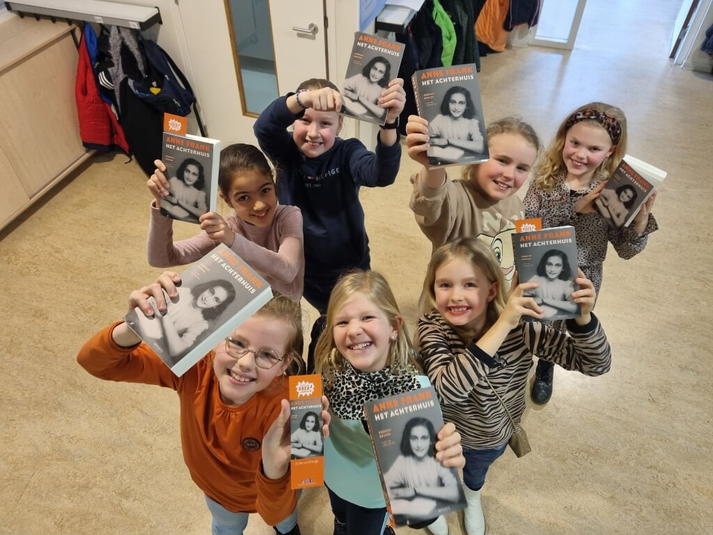 Kinderen van De Rank met hun nieuwe boek.