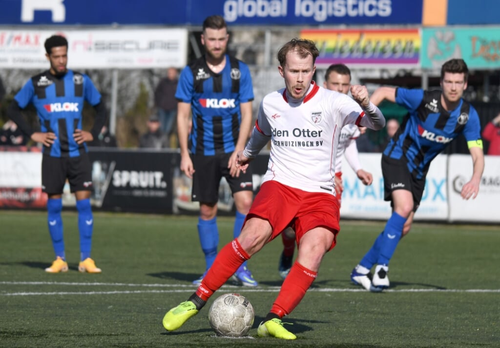 Tim Eekman benut de strafschop, 1-0. (foto: Cees Bakker)