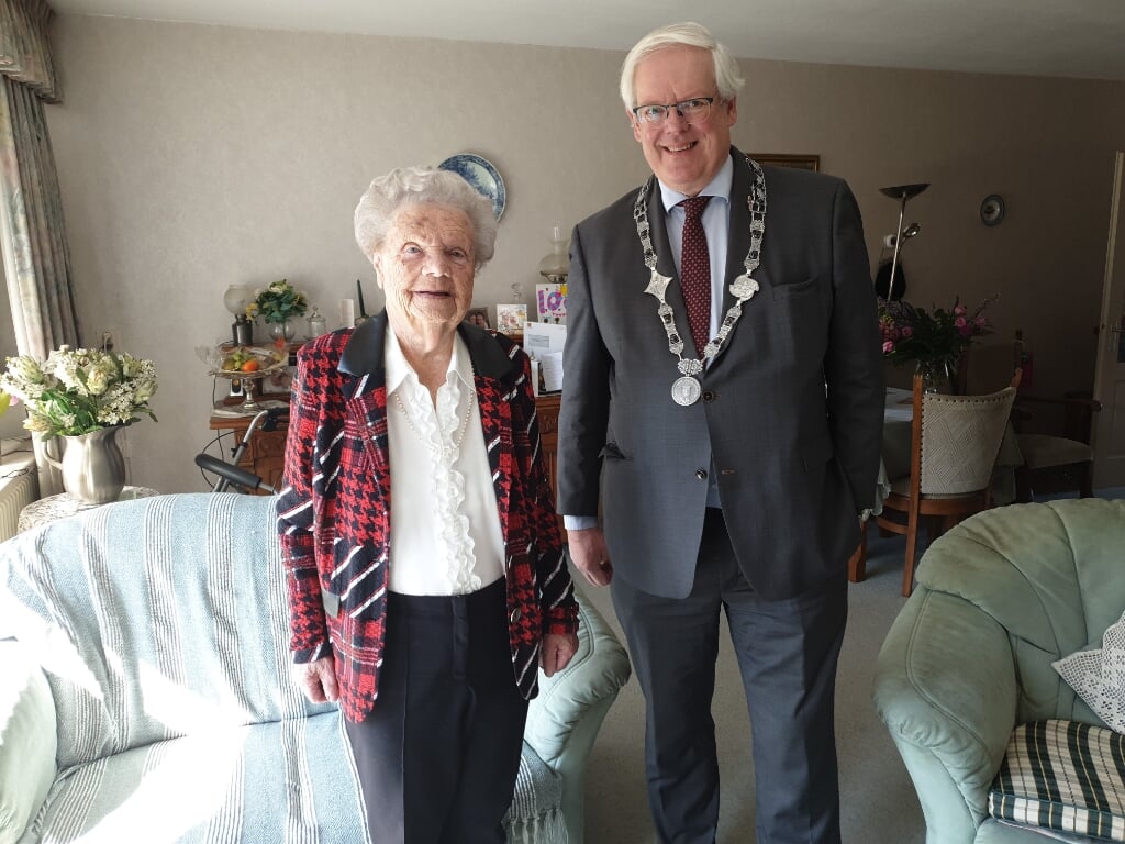 De 100-jarige kreeg bezoek van de burgemeester.