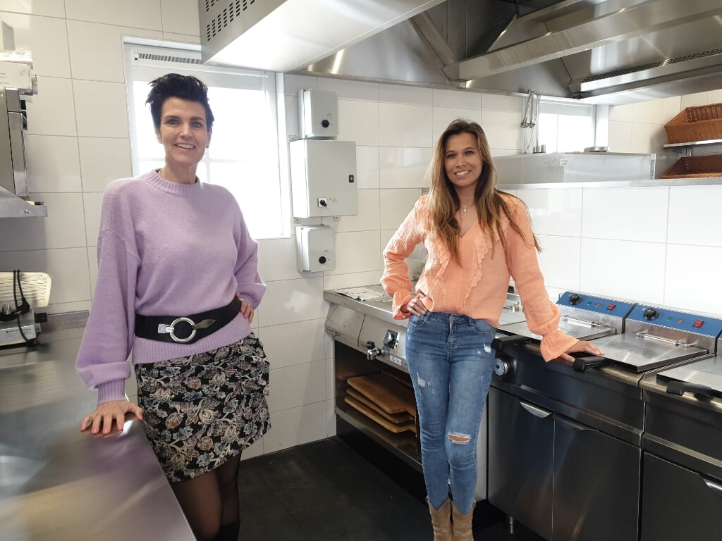 Saskia Geeve en Malissa van der Heeden in hun nieuwe keuken.
