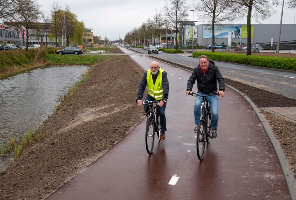 Wethouder Peter Luijendijk en Frans Pijnenburg op het nieuwe fietspad. (foto Ingmar Timmer)