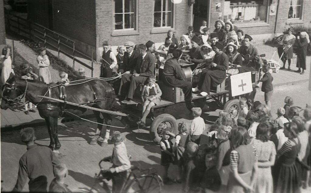 Bevrijdingsoptocht mei 1945 te Bolnes door de Mandolineclub 