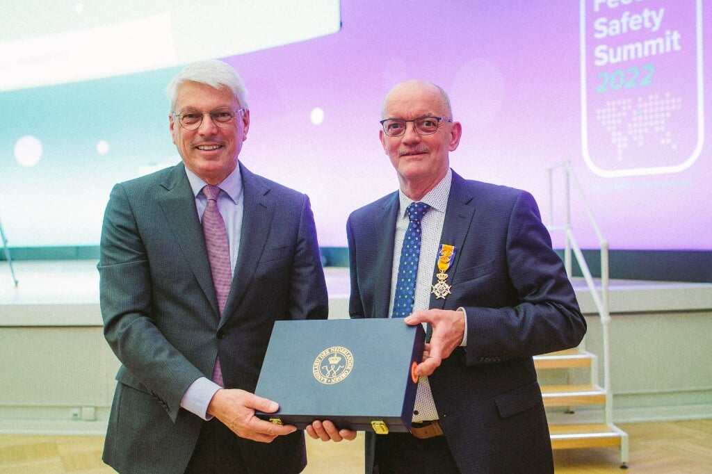 Johan den Hartog ontving zijn onderscheiding tijdens de Global Feed Safety Summit. 