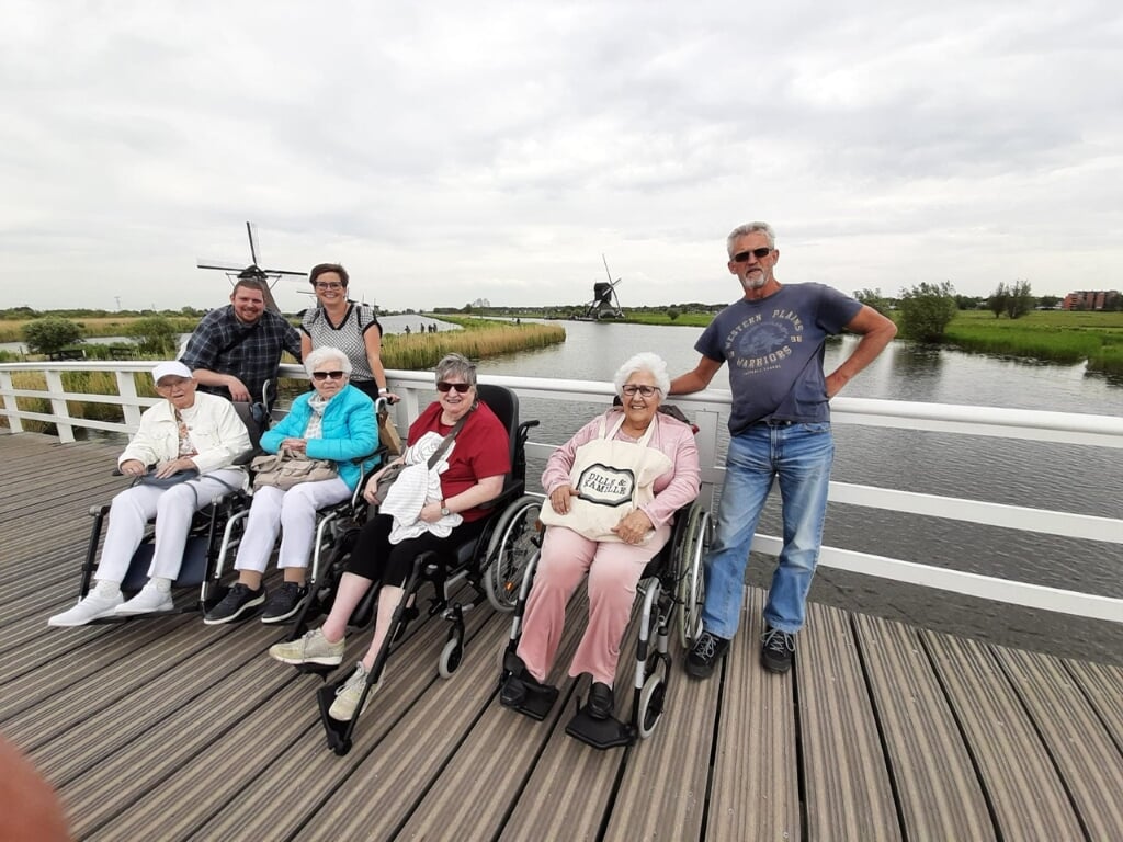 Vier bewoners van De Elf Ranken (afdeling Somatiek 3) bezochten de molens van Kinderdijk.