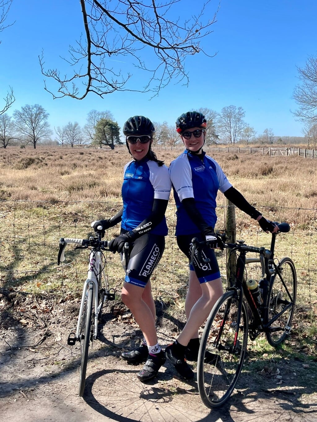 Lisa en Jane fietsen voor het goede doel.
