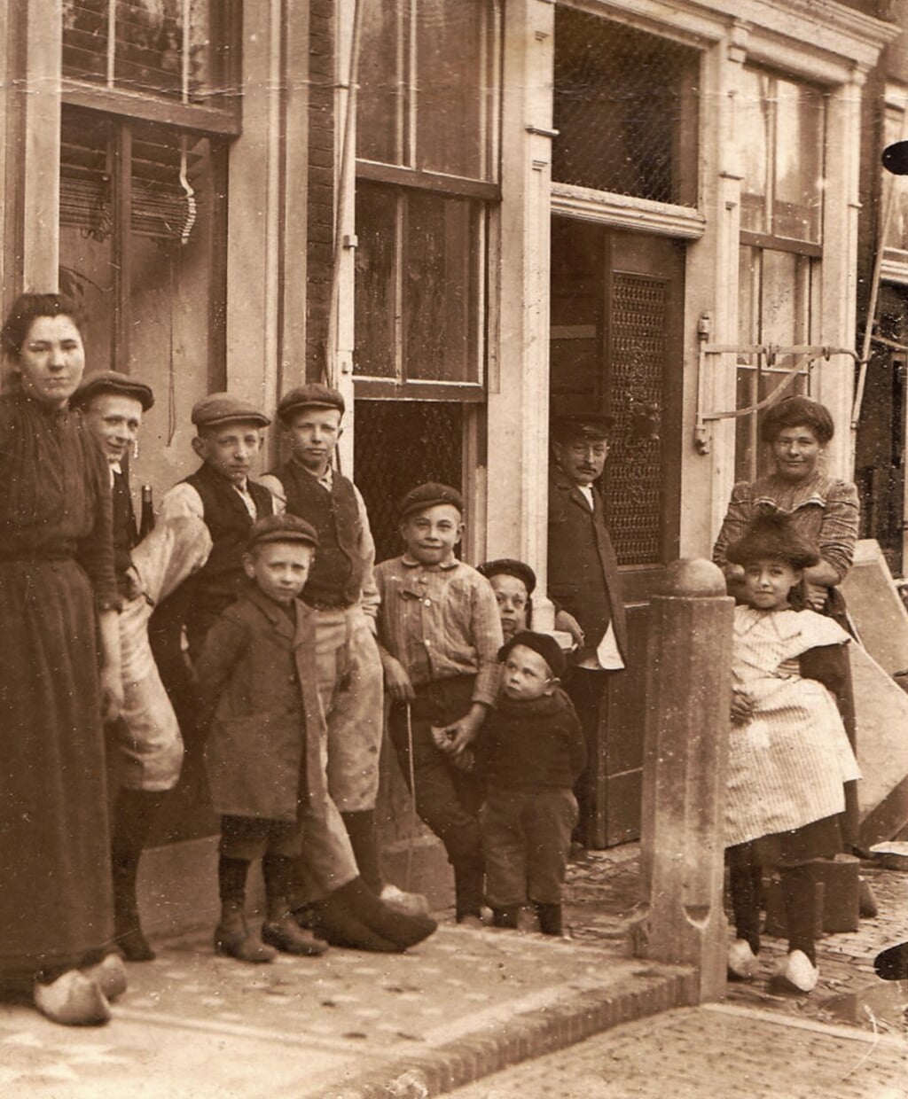 Op deze foto van begin twintigste eeuw staat het echtpaar Benjamin en Betje Stranders rechts, voor de deur van hun huis, slagerij en synagoge