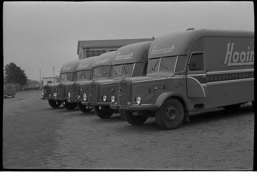 Vrachtauto’s van Hooimeijer geparkeerd bij de fabriek.