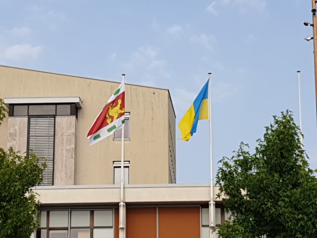 De vlag van Barendrecht naast die van Oekraïne.