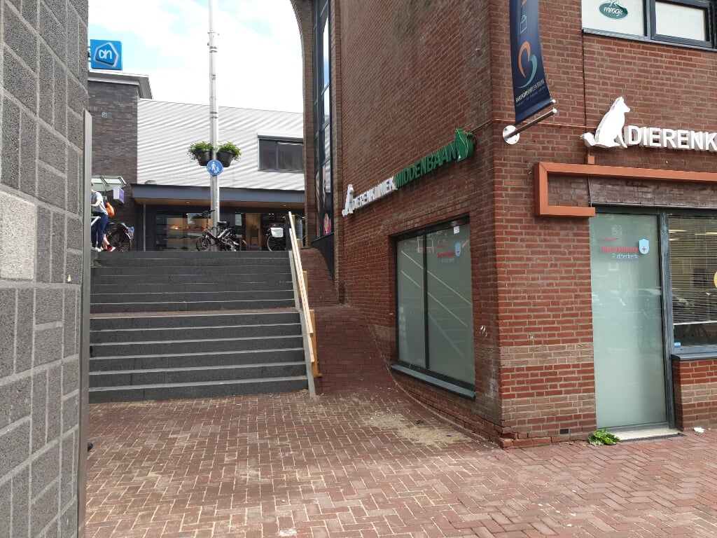 De trap bij Albert Heijn is in trek bij de hangjeugd. 