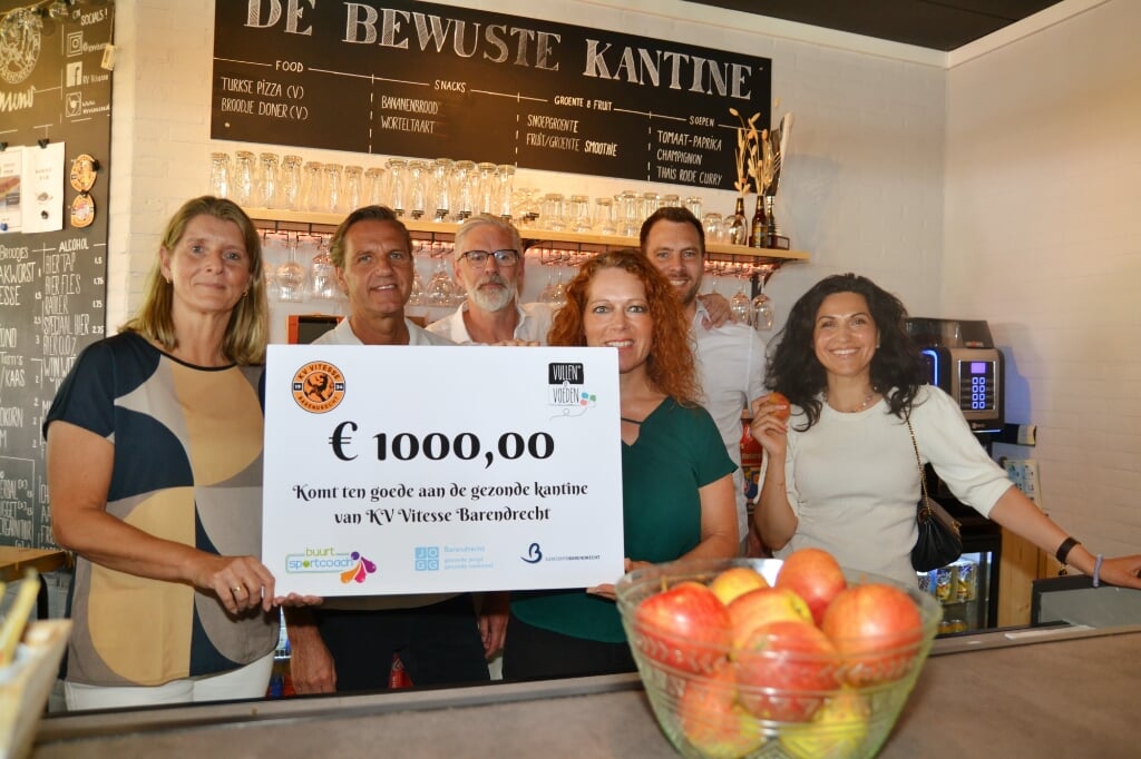 De gezonde kantine werd beloond met een cheque van 1000 euro. 