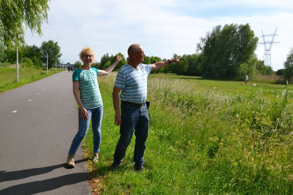 Marianne van der Zwaag en Johan Verbeek wijzen naar het gebied waar de molens zouden komen.