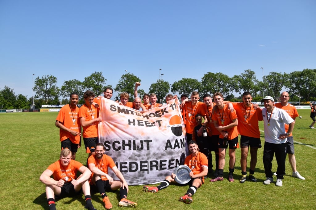 Smitshoek 11 heeft het kampioenschap sinds zaterdag op zak. Op eigen hoofdveld werd  Hermes DVS overtuigend met 7-0 verslagen. Hierdoor promoveert de ploeg naar de 6e klasse