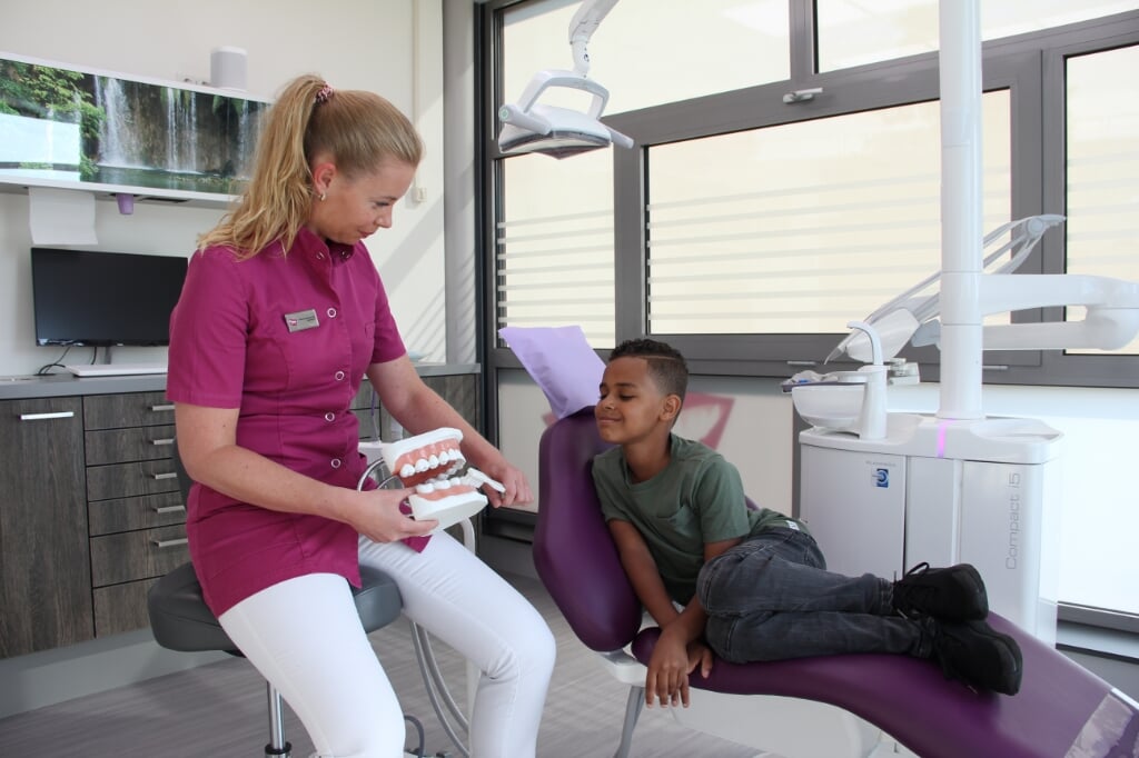 Een bezoek aan de mondhygiënist wordt volledig vergoed voor kinderen tot 18 jaar.