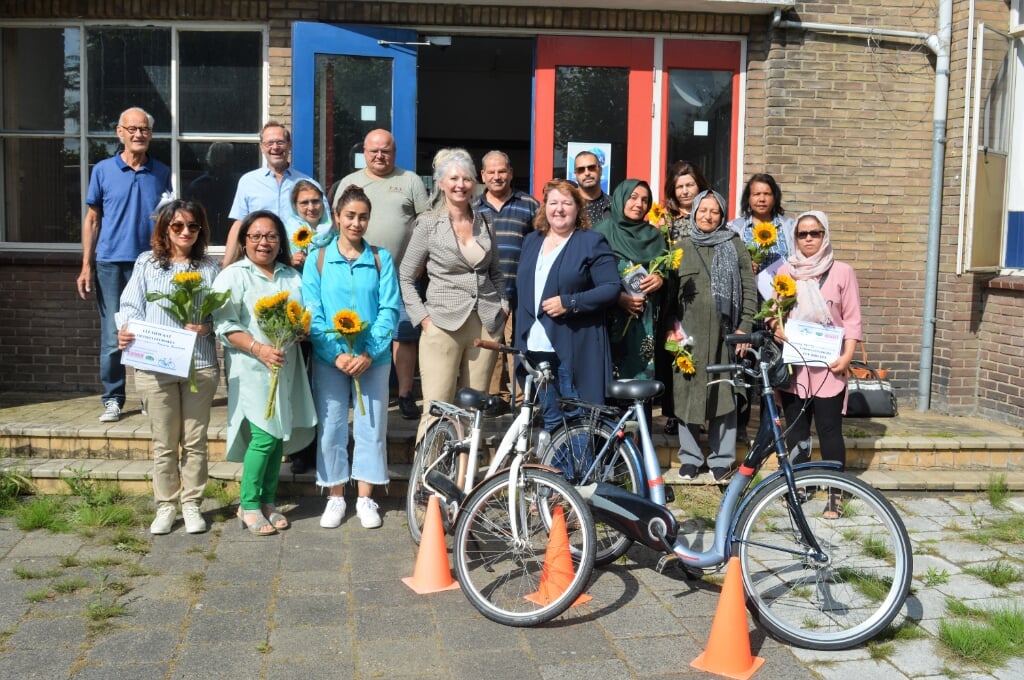 Bestuursleden, docenten en de fietsenmakers vierden het feestje rond de certificaten mee