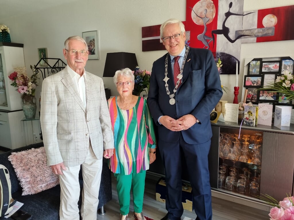 De burgemeester bezoekt het echtpaar Rijke.