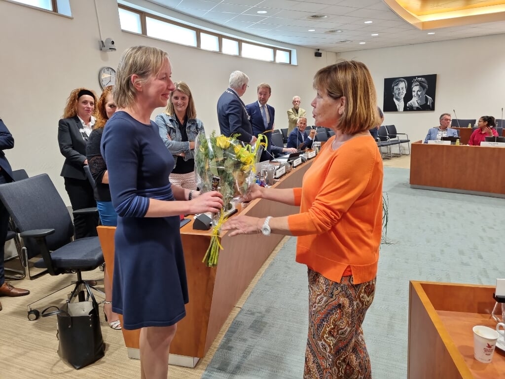 Chantal Krouwel wordt gefeliciteerd door raadslid Cicilia Rijsdijk (EVB).
