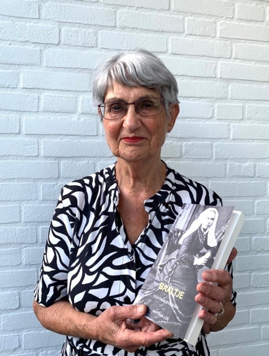 Antonia Los met haar boek over Baaltje
