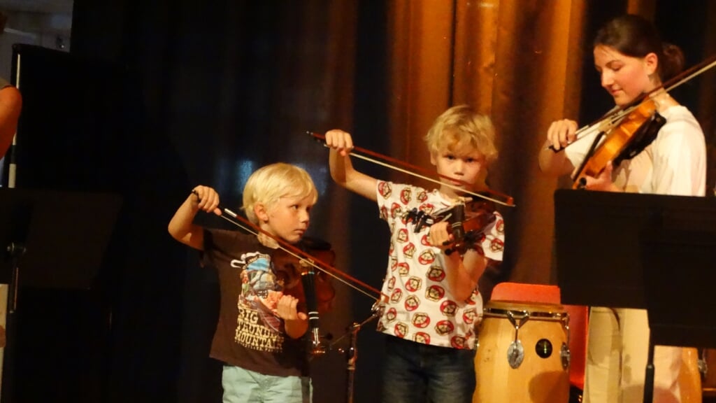 Nathan en Simon doen hun best op viool. (foto Henk Elderson) 