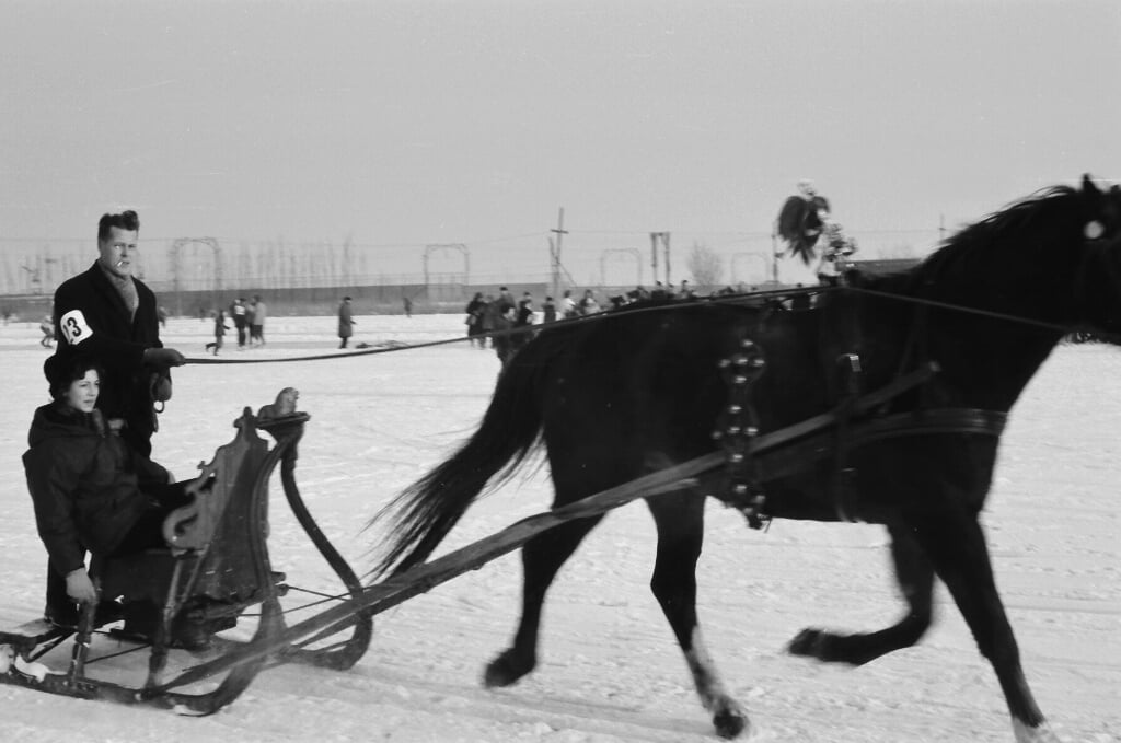 Slee op de Waal in 1963. Dergelijke beelden filmde Bas Leenheer. 