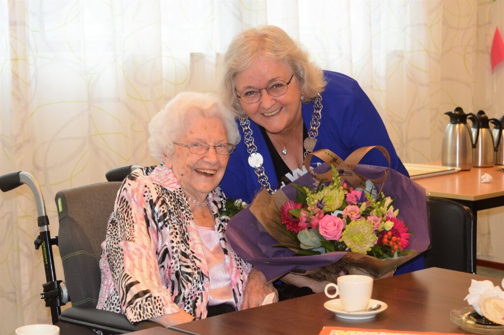 Een mooi boeket voor de 100-jarige mevrouw Van Kwawegen