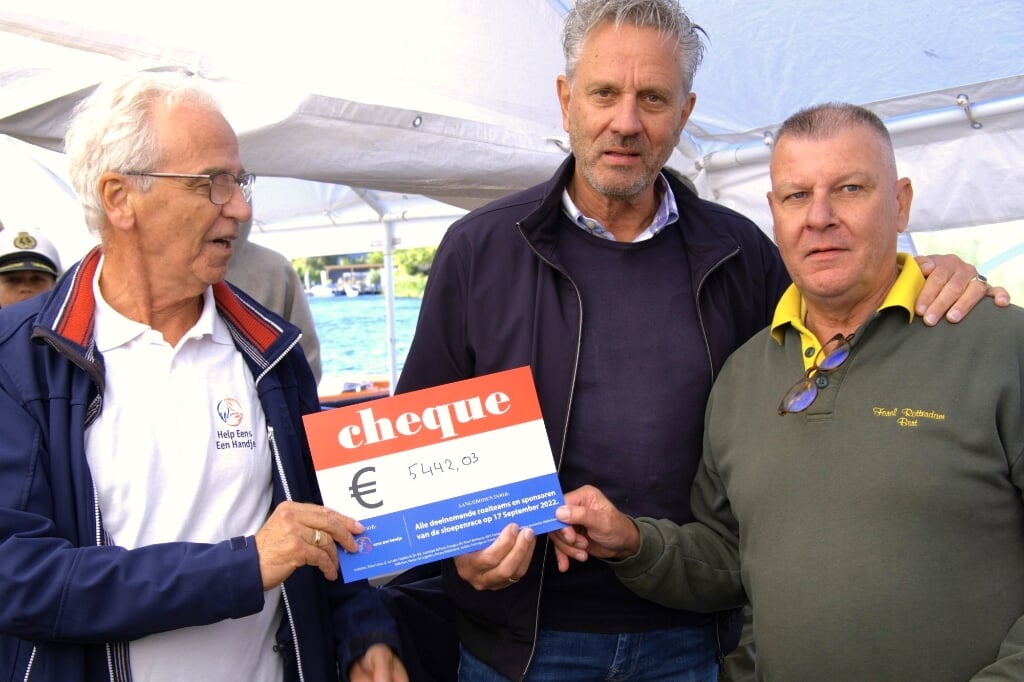 Bart van der Heiden (rechts) overhandigde een mooie cheque aan Piet Kreuk en André van der Linden van Help Eens Een Handje