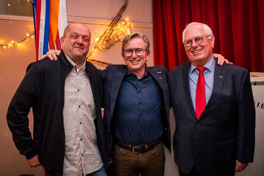 Voorzitter Ton Schouwenburg (midden) met Ton Bouman en Bert de Jong