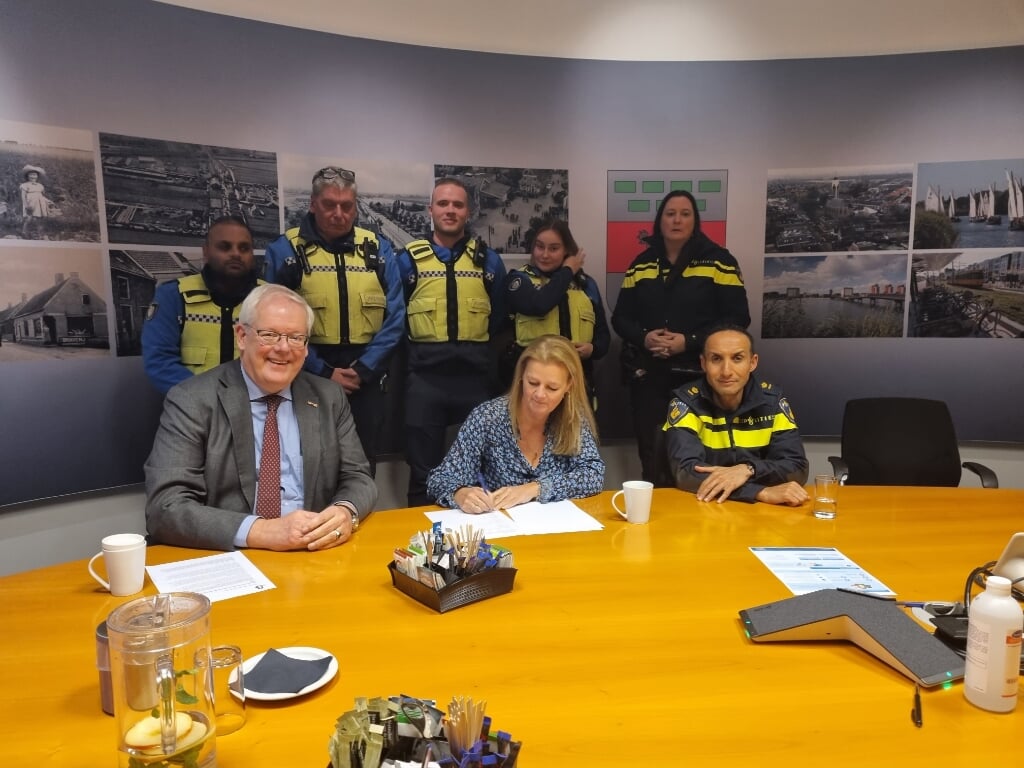 De ondertekening door burgemeester Govert Veldhuijzen, Sanne Groen (Openbaar Ministerie) en Mohamed Mouch (politie). 