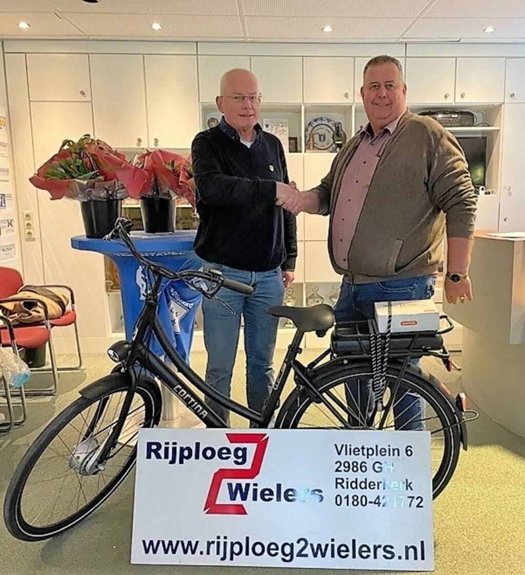 Voorzitter André van der Wulp overhandigde de superprijs (een elektrische fiets) aan winnaar A. de Klerk