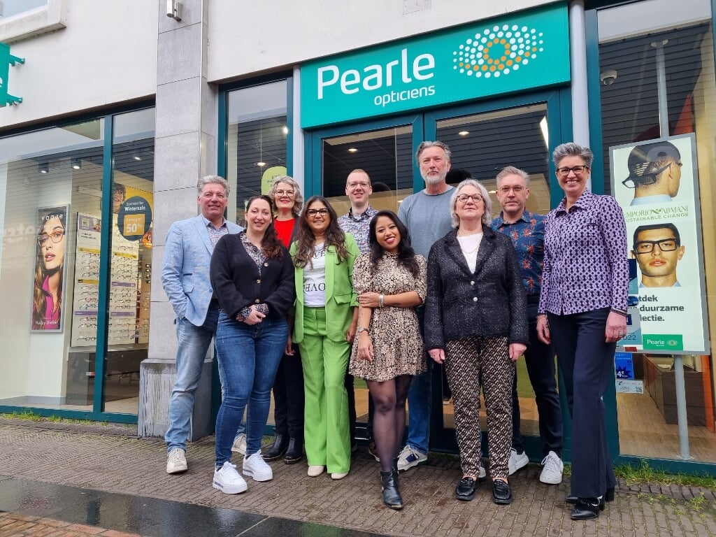 Het team van Pearle - Donkervoort voor de winkel.