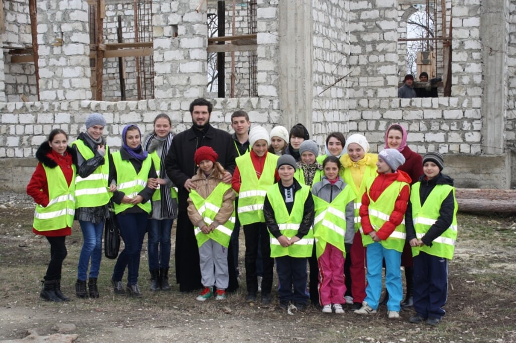 Priester met zijn vrouw en groep vrijwilligers. (Bron: MCA Moldavië) 