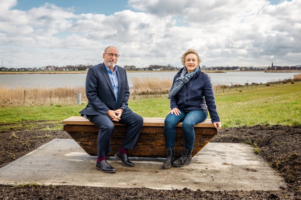 Petra van Nes en Henk van der Drift op het eerste bankje (foto Remie Kranendonk| REEM)