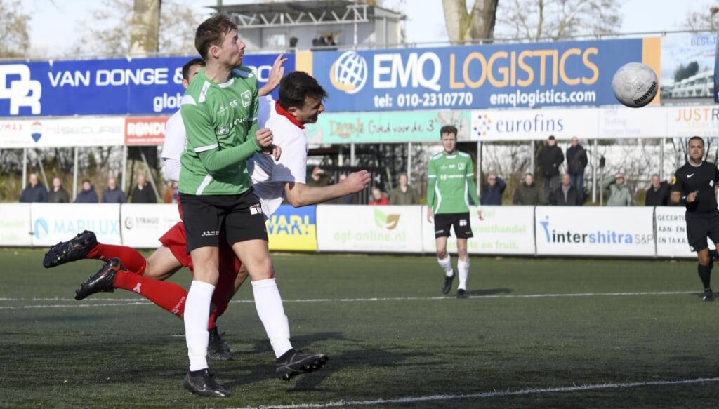Niels Vorthoren kopt Barendrecht naar 5-1. (foto: Cees Bakker)