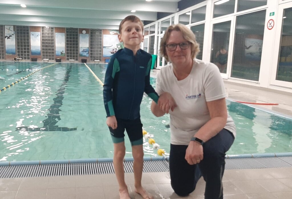 Irene Dumas samen met een leerling bij Stichting Het Startblok in zwembad Albrandswaard.