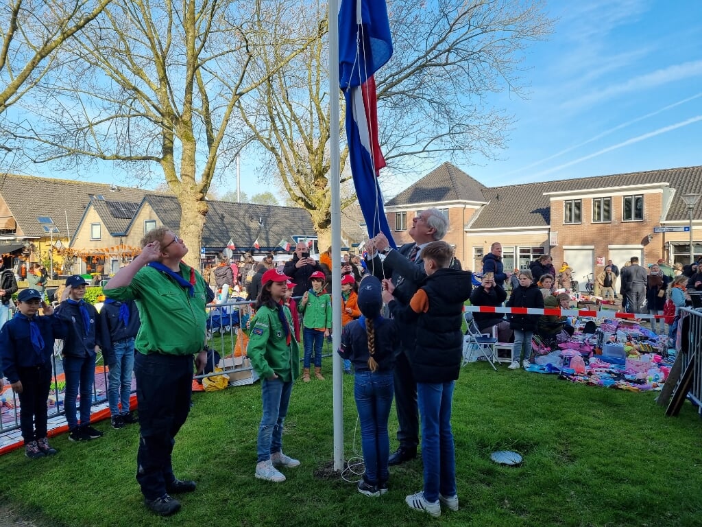 De officiële start van Koningsdag in Barendrecht. 