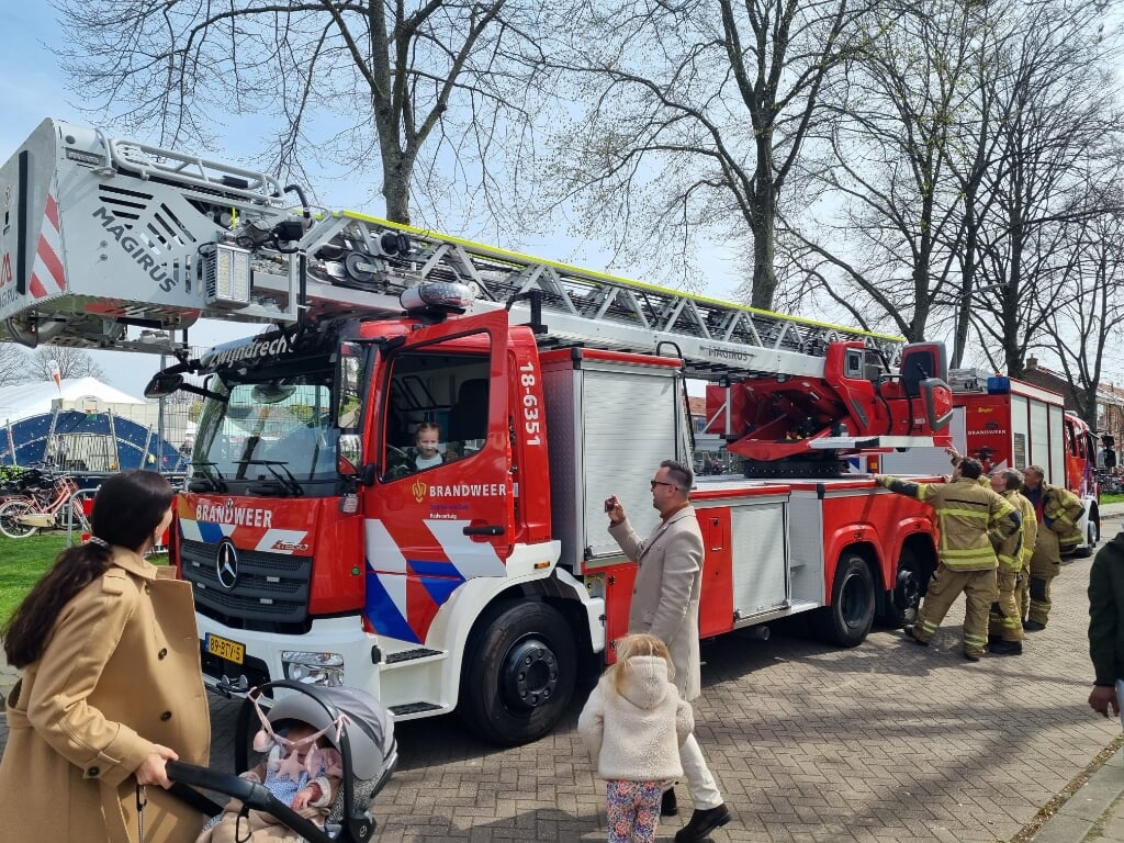 In Heerjansdam gaf de brandweer uitleg bij twee voertuigen.