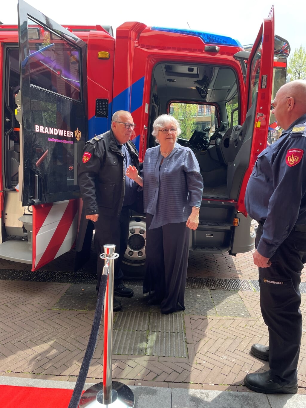 Burgemeester Attema werd met een brandweerwagen naar het gemeentehuis gebracht