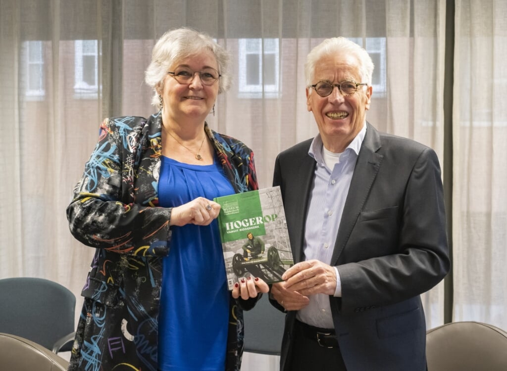 Jan Verhoeven presenteerde het eerste exemplaar aan burgemeester Attema