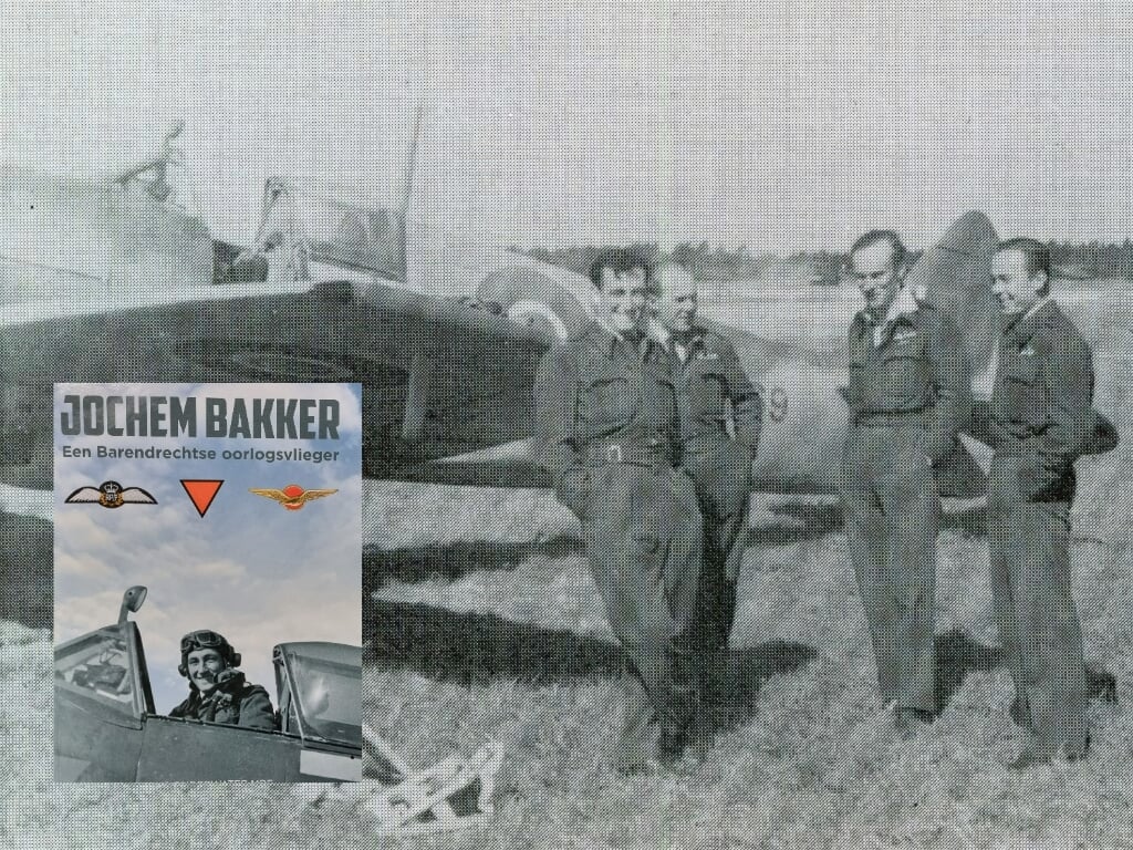 Jochem Bakker (links) op een vliegveld in Duitsland. (foto: collectie Hans Onderwater MBE) Inzet: de omslag van het boek.
